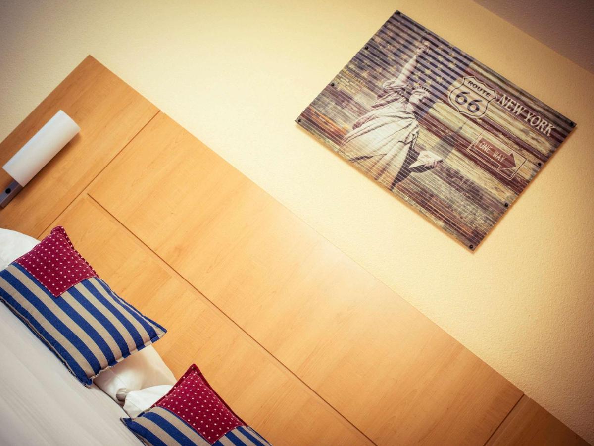 Ibis Lausanne Криссье Экстерьер фото