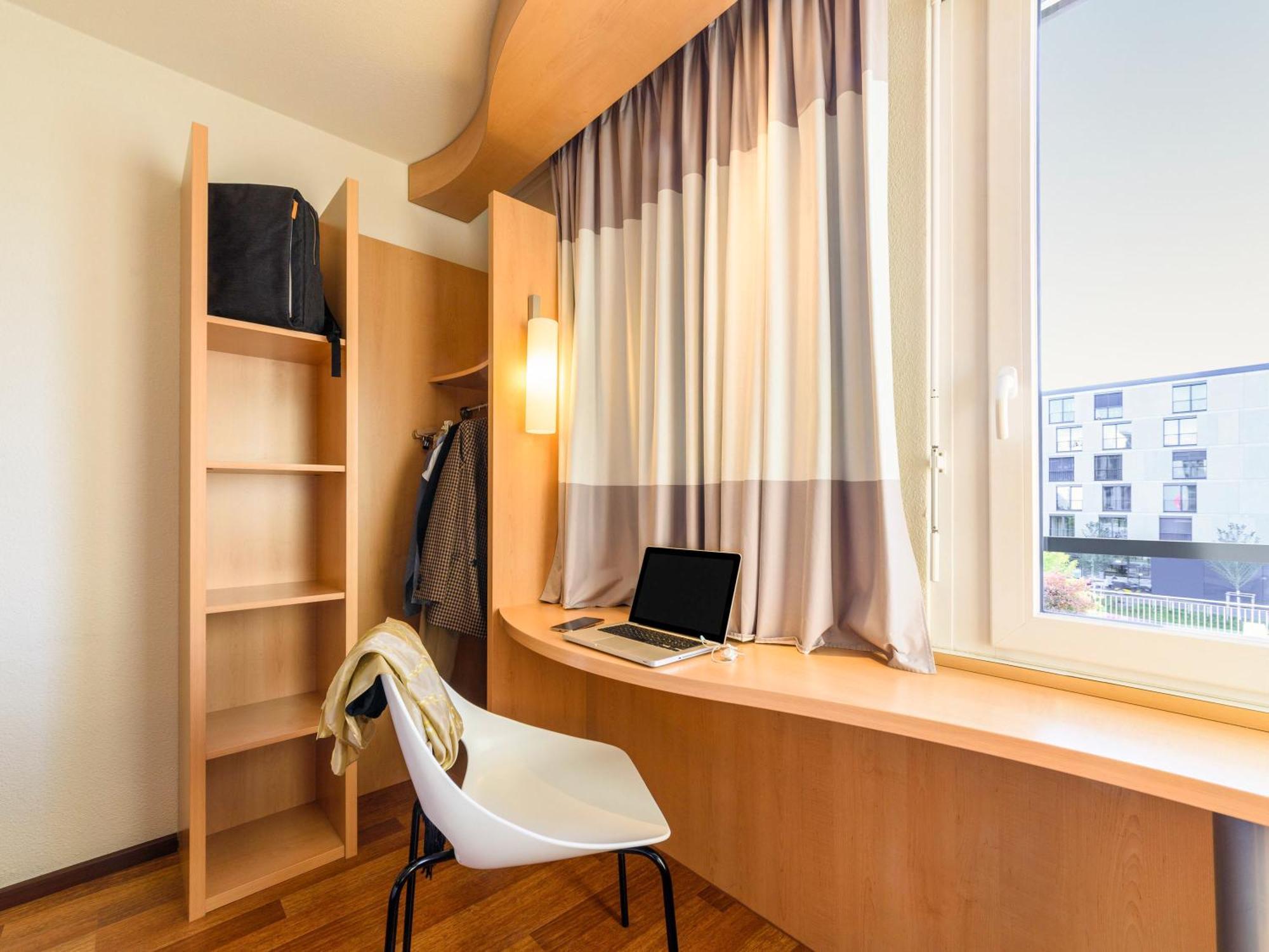 Ibis Lausanne Криссье Экстерьер фото